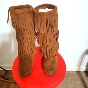 MinneTokna Fringe Moccasin Boots; Size 6